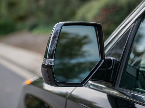 Used 2018 Cadillac Escalade 2WD image 32