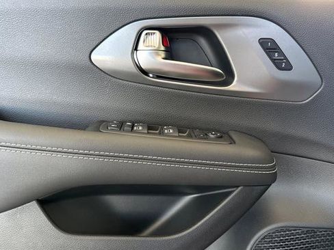 New 2026 Chrysler Pacifica Select image 8