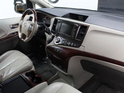 Used 2011 Toyota Sienna Limited w/ Premium Pkg FWD image 10