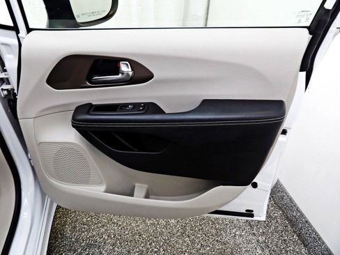Used 2021 Chrysler Voyager LX FWD image 11