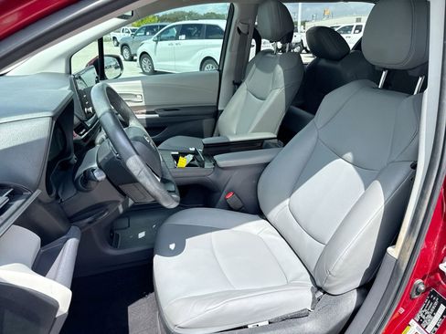 Used 2023 Toyota Sienna XLE FWD image 13