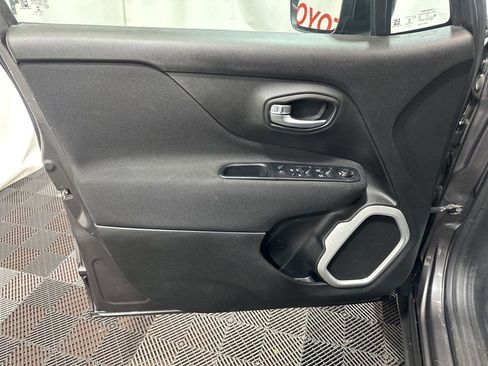 Used 2018 Jeep Renegade Latitude image 23