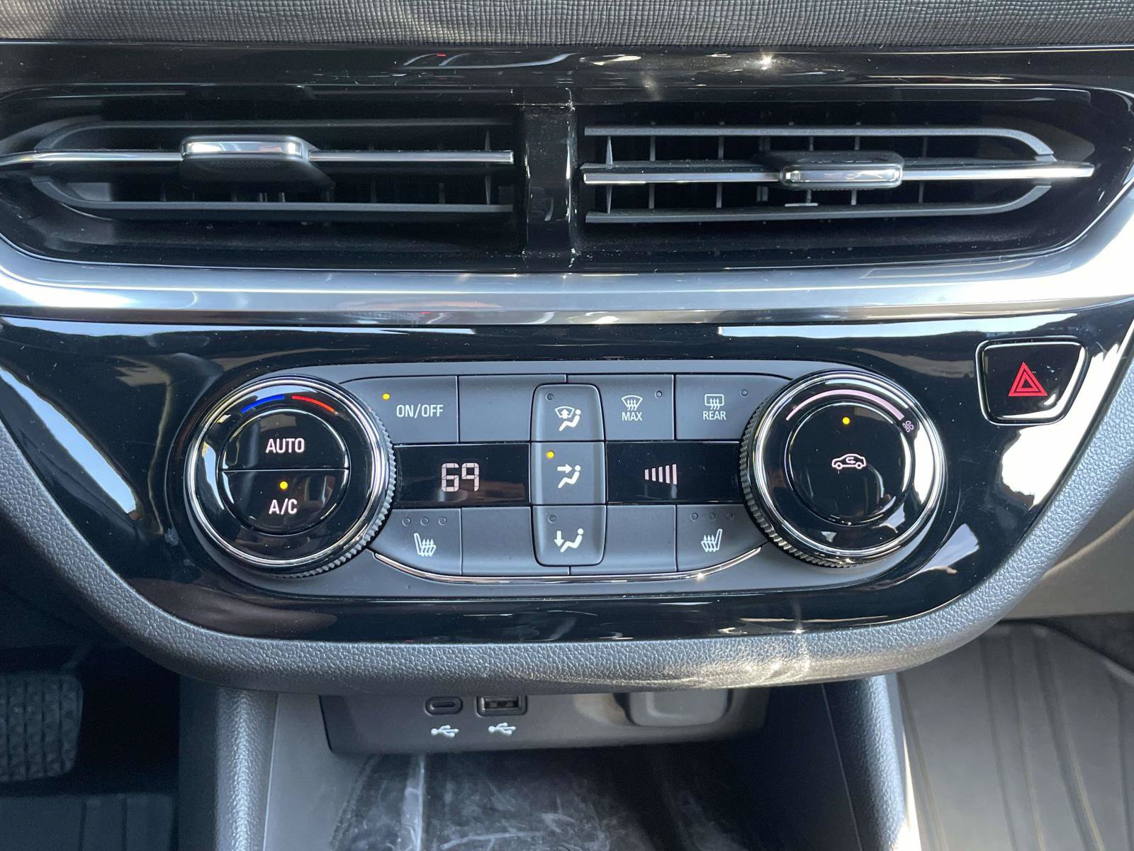 Used 2024 Buick Envista Sport Touring w/ Convenience I Package FWD image 28