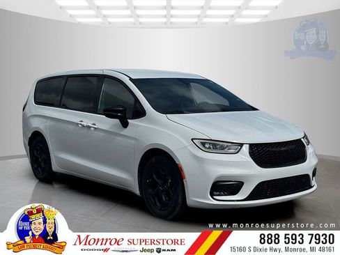 Certified 2024 Chrysler Pacifica Select image 1