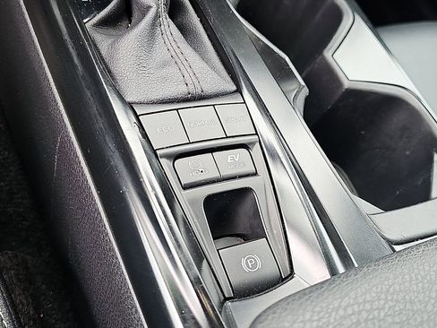 Used 2025 Toyota Camry SE image 23