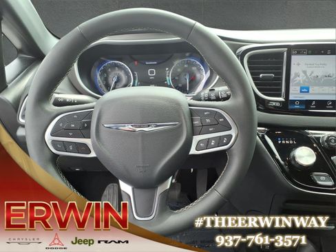 Certified 2025 Chrysler Pacifica Select FWD image 17