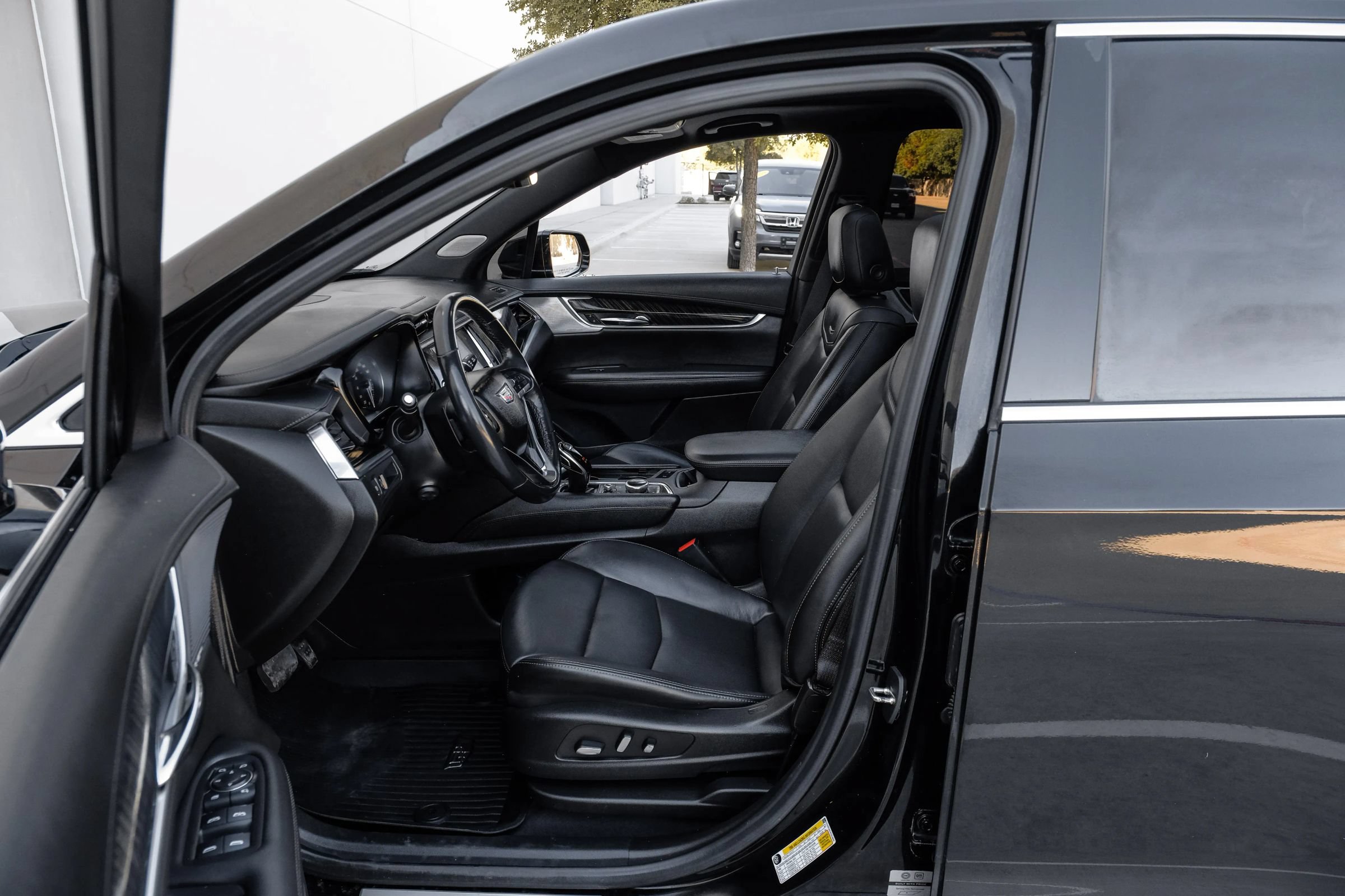 Used 2023 Cadillac XT6 Premium Luxury w/ LPO, Floor Liner Package FWD image 4