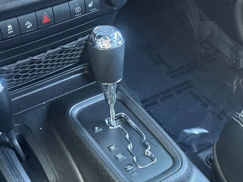 Used 2017 Jeep Wrangler Unlimited Rubicon image 16