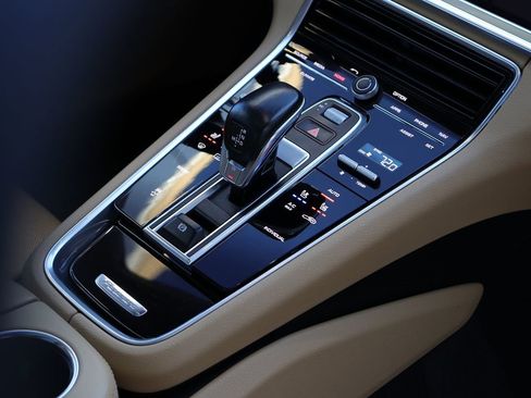 Used 2018 Porsche Panamera 4 image 32