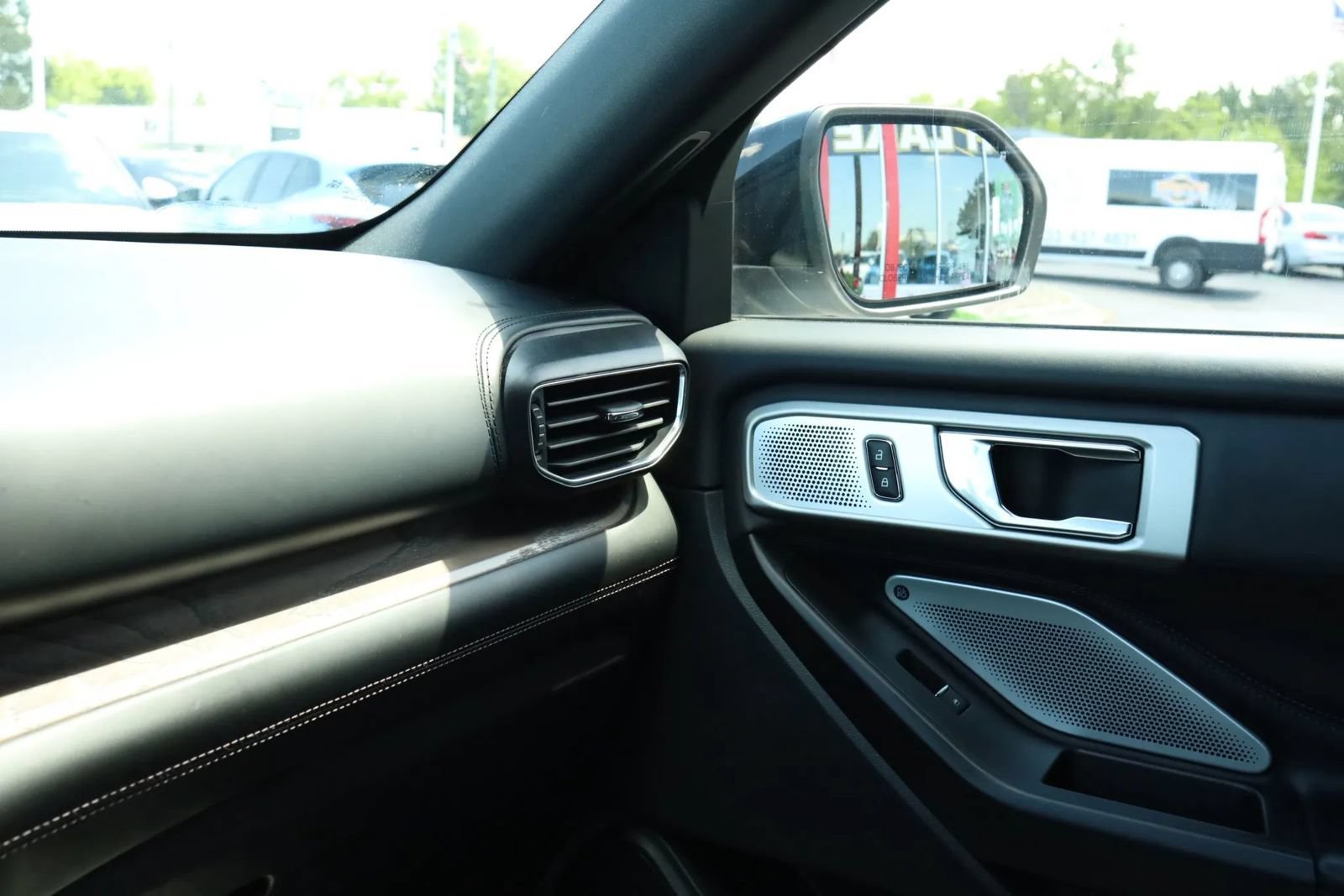 Used 2020 Ford Explorer Platinum w/ Premium Technology Package AWD/4WD image 32