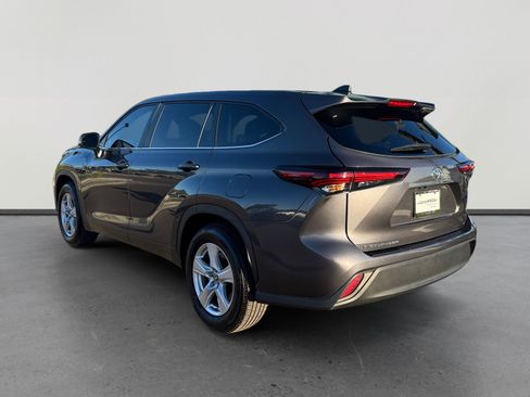Used 2024 Toyota Highlander LE image 3