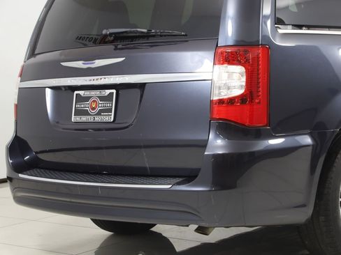 Used 2013 Chrysler Town & Country Touring FWD image 41