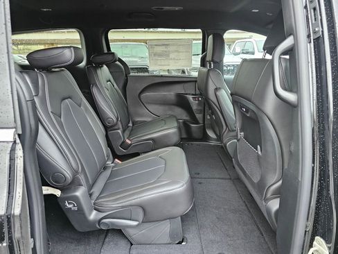 New 2026 Chrysler Pacifica Select image 12