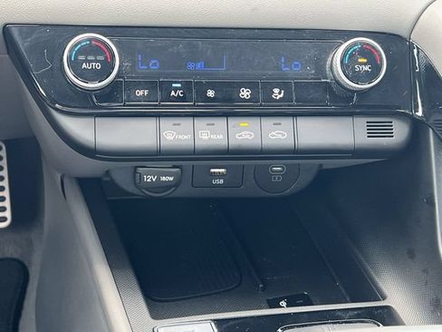 Certified 2025 Hyundai Elantra SEL FWD image 22