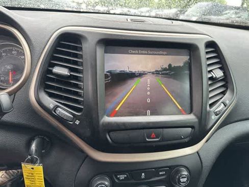 Used 2016 Jeep Cherokee Latitude FWD image 8