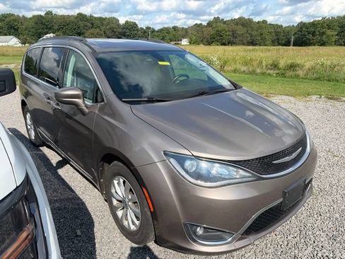 Used 2017 Chrysler Pacifica Touring-L FWD image 1