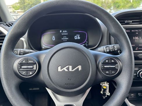 Used 2025 Kia Soul LX w/ LX Technology Package FWD image 25
