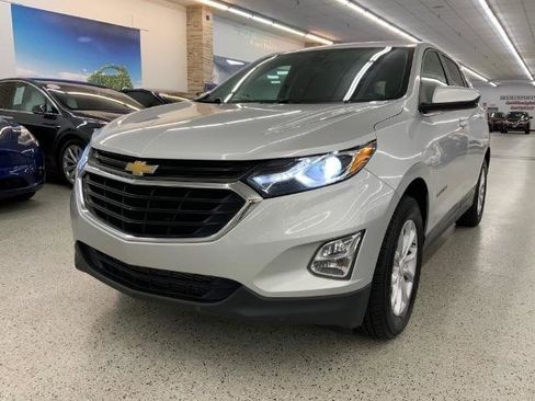 Used 2021 Chevrolet Equinox LT w/ Driver Convenience Package AWD/4WD image 2