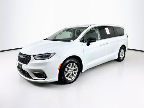 Used 2024 Chrysler Pacifica Touring-L FWD image 3