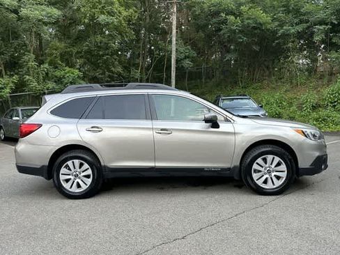 Used 2017 Subaru Outback 2.5i Premium AWD/4WD image 3