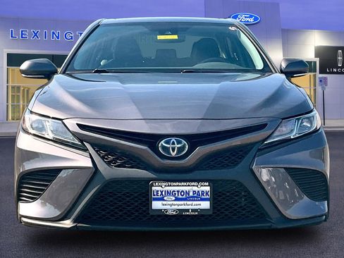 Used 2020 Toyota Camry SE w/ Sunroof Package FWD image 2