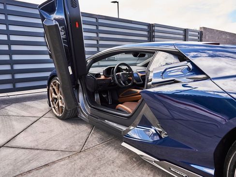 Used 2025 Lamborghini Revuelto AWD/4WD image 41