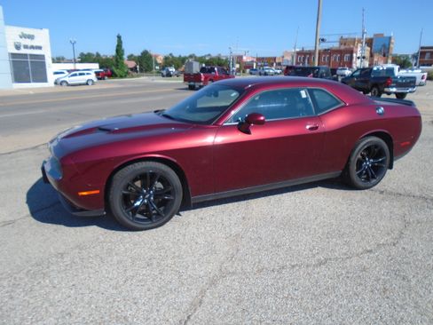 Used 2018 Dodge Challenger SXT w/ Blacktop Package RWD image 4