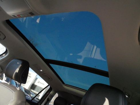 Used 2022 Volkswagen Tiguan SE image 33