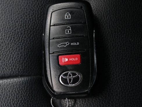 Used 2024 Toyota Highlander XLE AWD/4WD image 49