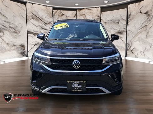 Used 2022 Volkswagen Taos SE FWD image 2