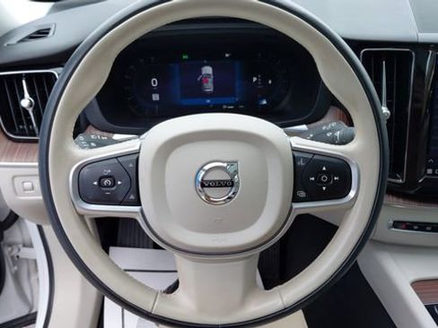 Used 2022 Volvo XC60 B5 Momentum w/ Climate Package image 16
