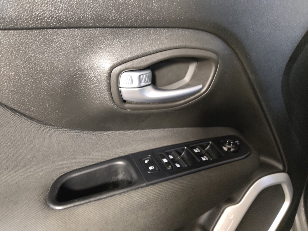 Used 2021 Jeep Renegade Latitude FWD image 27