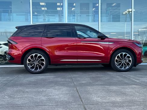 Used 2024 Lincoln Nautilus Reserve AWD/4WD image 2