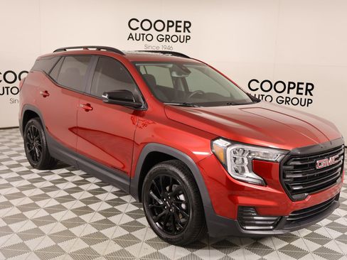 Used 2024 GMC Terrain SLE w/ Driver Convenience Package image 1