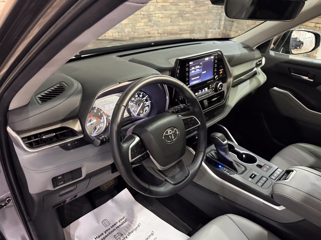 Used 2022 Toyota Highlander XLE AWD/4WD image 13