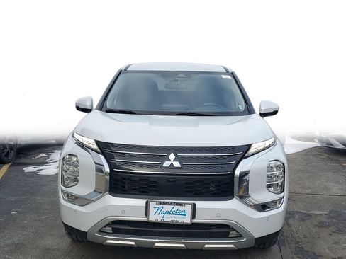 Used 2023 Mitsubishi Outlander SE image 2