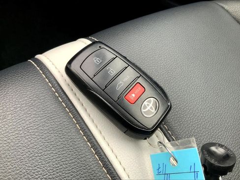 Used 2025 Toyota Camry SE image 14