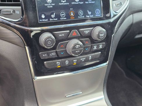 Used 2019 Jeep Grand Cherokee Altitude AWD/4WD image 29