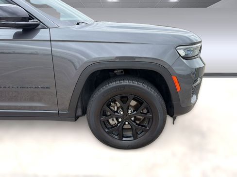 Used 2024 Jeep Grand Cherokee Altitude RWD image 10