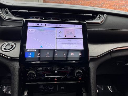 Used 2024 Jeep Grand Cherokee Overland w/ Luxury Tech Group IV image 18