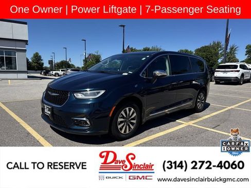 Used 2023 Chrysler Pacifica Limited FWD image 1