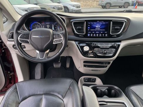 Used 2017 Chrysler Pacifica Touring-L Plus w/ Tire & Wheel Group image 3