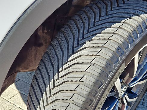 Used 2020 Volkswagen Tiguan SE w/ Panoramic Sunroof Package image 6