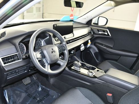 New 2026 Mitsubishi Outlander ES AWD/4WD image 2
