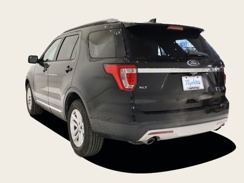 Used 2017 Ford Explorer XLT image 8