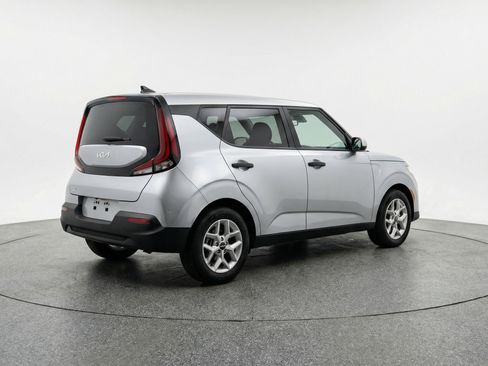 Used 2025 Kia Soul LX w/ LX Technology Package image 9