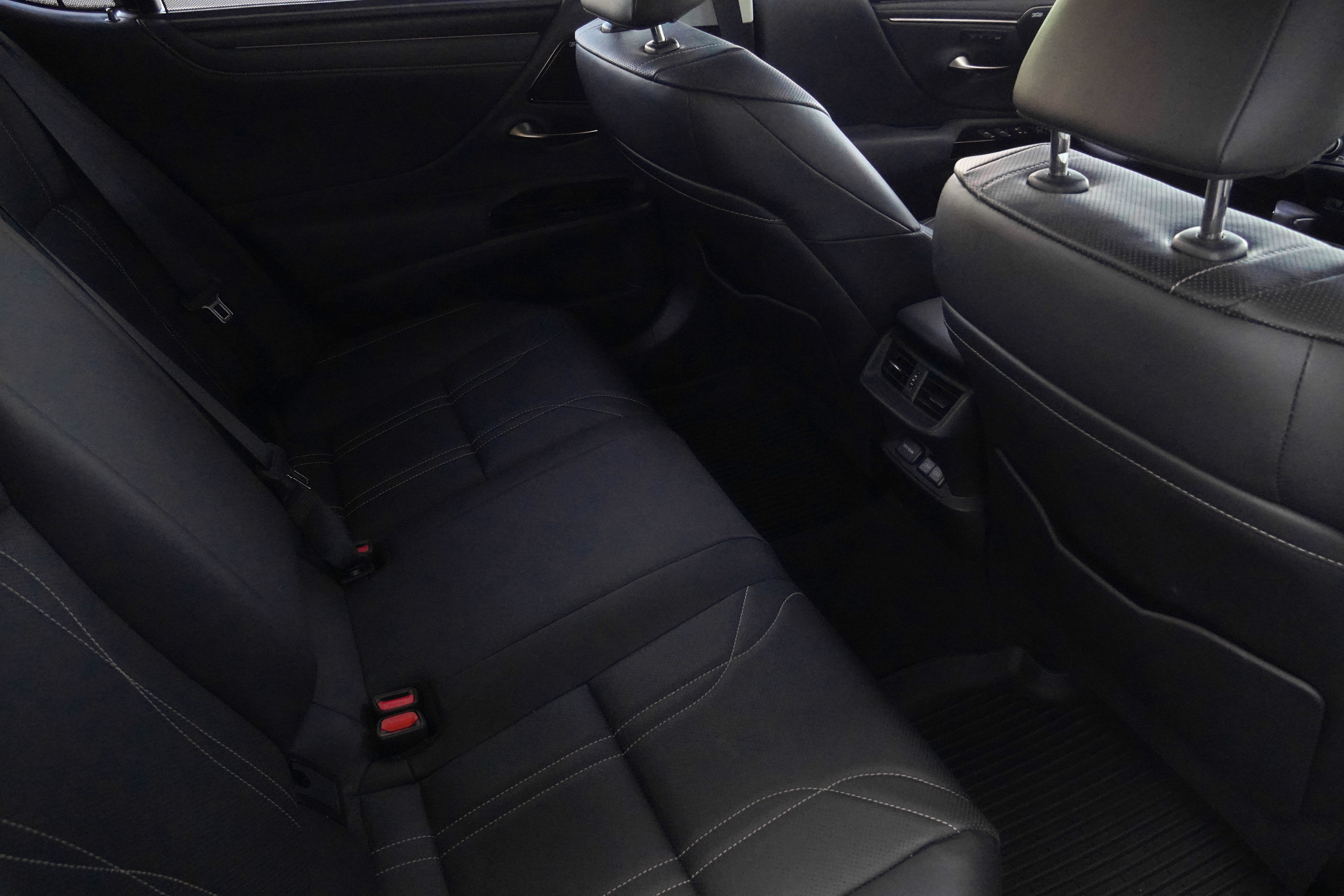 Used 2024 Lexus ES 300h Ultra Luxury w/ Accessory Package (Z2) FWD image 33