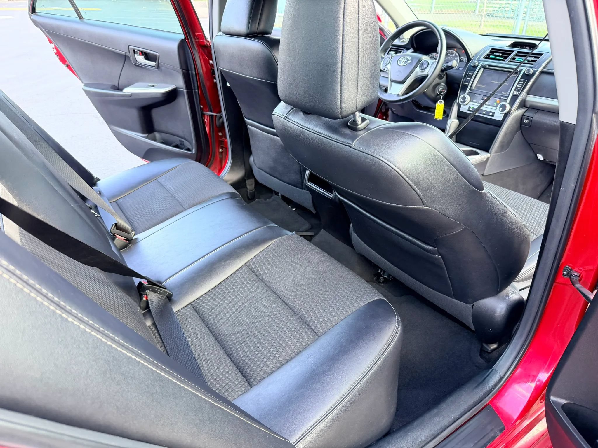 Used 2014 Toyota Camry SE w/ Moonroof Package FWD image 12