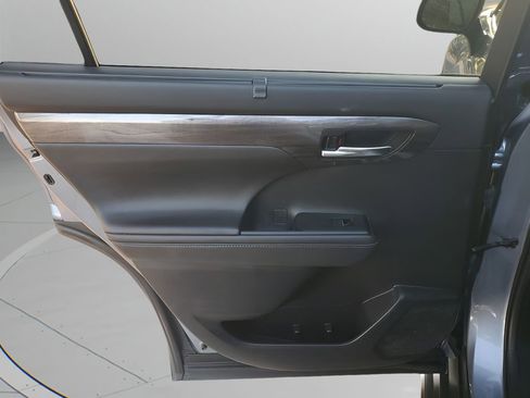 Used 2020 Toyota Highlander Platinum image 17