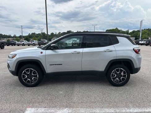 Certified 2025 Jeep Compass Trailhawk AWD/4WD image 4
